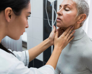 Câncer de tireoide: principais sinais e exames para diagnóstico