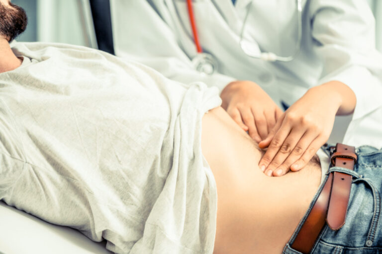 Está com dor abdominal? Veja quais exames podem te ajudar a descobrir a causa